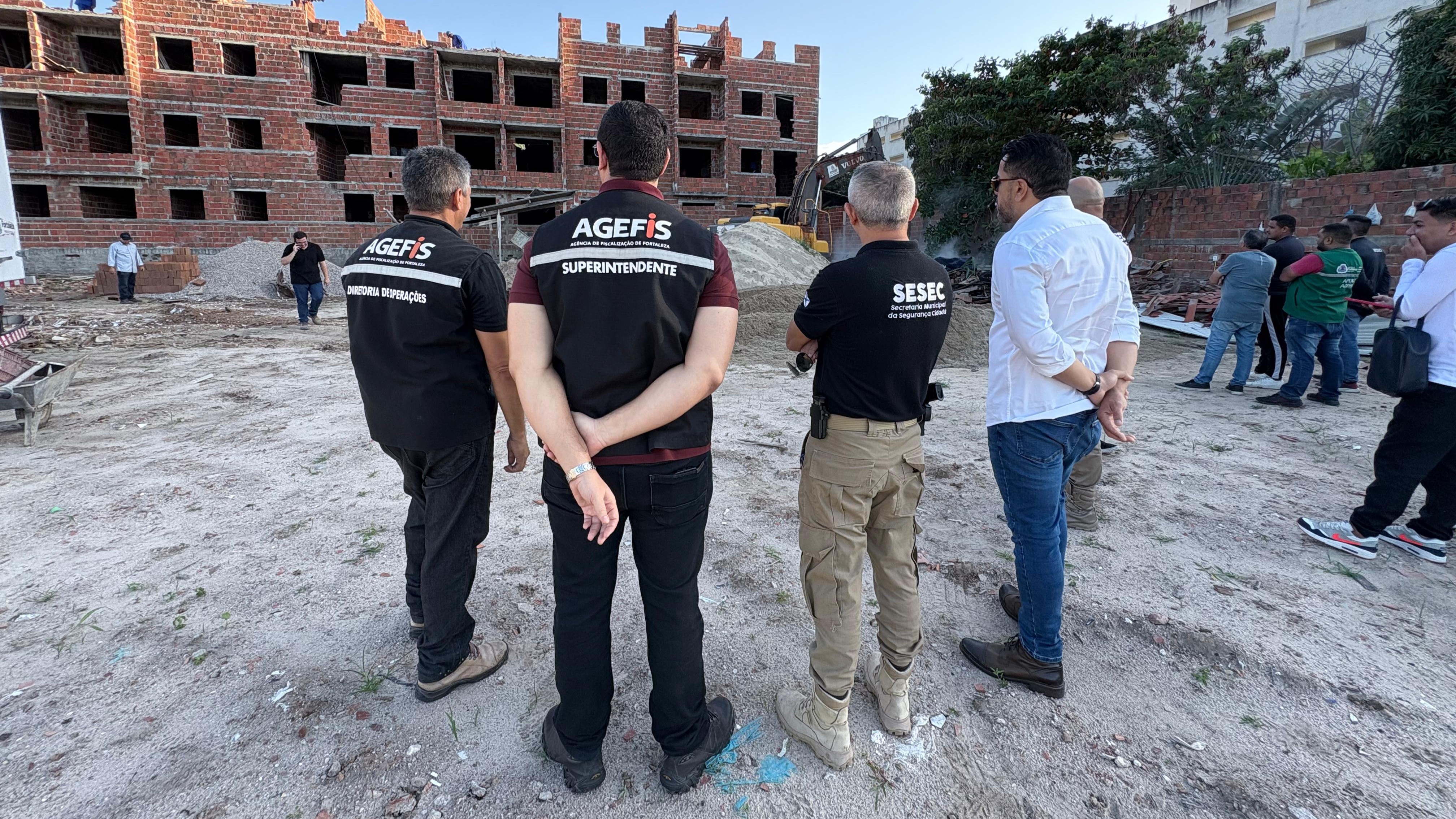 agentes da agefis observam a demolição do prédio irregular